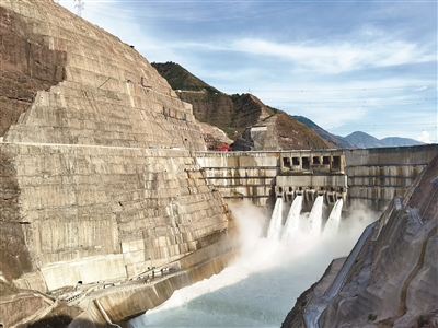 金沙江白鶴灘水電站首批機(jī)組于6月28日安全準(zhǔn)點(diǎn)投產(chǎn)發(fā)電。圖為白鶴灘水電站。本報(bào)記者 侯顆 攝
